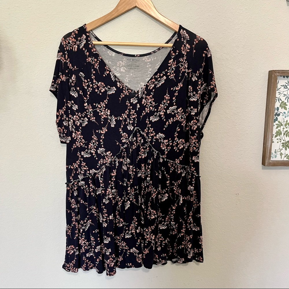 Lane Bryant floral short sleeve v-neck swing tee 18/20